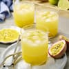 Maracuja-Cocktail in Gläser gefüllt mit Eiswürfeln 