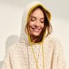 Model in Sommerpulli von Lana Grossa