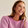 Bei uns finden Sie schöne Anleitungen für luftige Sommershirts Model in gestricktem Sommershirt von Lana Grossa