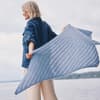 Model mit Sommertuch von Lana Grossa