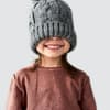 Kind in gestricktem Pullover und Mütze