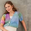 Model in gestrickter Strickjacke mit Puffärmeln von Lana Grossa