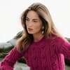 Model mit Pullover mit Zopfmuster