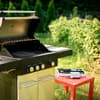 Ein Gasgrill nach dem Gebrauch. Jetzt muss vor allem der dreckige Rost gereinigt werden!