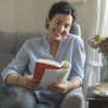 Eine Frau liest ein Buch 
