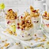 Joghurt mit Früchten und Müsli im Glas 
