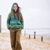 Model in Knopfleisten-Streifenhoodie von Lana Grossa