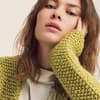Model in langer Strickjacke von Lana Grossa