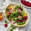 Rucolasalat mit Mango, Himbeeren und Schinken 