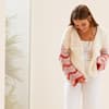 Model in Wellenmuster-Strickjacke von Lana Grossa
