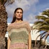Model in luftigem Tunika-Kleid von Lana Grossa