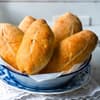 4-Zutaten-Brötchen liegen in einer Brötchenschüssel und sind knusprig braun ausgebacken