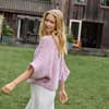 Model in gemütlichem Bolero-Cardigan von Lana Grossa