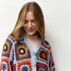 Model in gehäkelter Granny Square Jacke von Lana Grossa