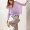Model in gestricktem Isemarkt-Pullover