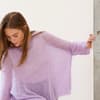 Model in selbst gestricktem Isemarkt-Pullover