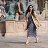 Streetstyle mit einem Wickelkleid und Trenchcoat