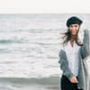 Model in gestrickter Jacke, die maritim inspiriert ist
