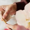 Frau häkelt Stäbchen