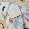 Frau liest ein Buch im Urlaub