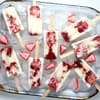 Erdbeereis mit karamellisierten Erdbeeren, griechischem Joghurt und Honig