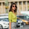 Jeanne Damas mit Haarfarbe, die Jünger macht - Mittelbraun