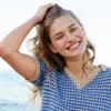 Model in blauem Strick-Polo-Shirt von Lana Grossa