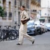 Kombination aus Tasche und Schuhe Streetstyle 