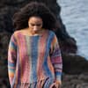 Model in buntem Boho-Pullover mit Fransen von Lana Grossa