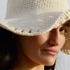 Model mit selbst gehäkeltem Hut von Lana Grossa