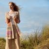 Model in sommerlichem Long-Cardigan von Lana Grossa