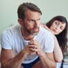 Libidoverlust und Erektionsstörungen können eine Partnerschaft schwer belasten.