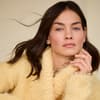 Model in flauschiger Wickeljacke von Lana Grossa