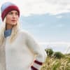 Model mit flauschiger Mütze von Lana Grossa