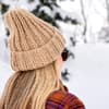 Frau mit selbst gestrickter Beanie