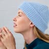 Model mit hellblauer Mütze aus Kaschmir von Lana Grossa