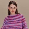 Model in buntem Top-Down-Pullover "Picasso" von Lana Grossa
