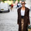 Darja Barannik akzentuiert ihren Streetstyle mit einem Gürtel