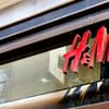 Hier ist das H&M-Logo an einem Geschäft zu sehen. Es ist typisch rot. 
