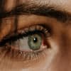 Ich verrate Ihnen, wo es die beste Mascara für Schlupflider gibt! Frau mit bester Mascara für Schlupflider