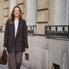Alba Garavito Torre trägt einen Blazer und eine Hose mit Gummizug