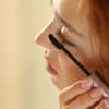 Frau trägt Hyaluron-Mascara auf