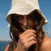 Frau mit bester Sonnencreme für empfindliche Haut im Gesicht