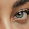 Frau mit geschwungenen Wimpern