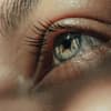 Frau mit Hyaluron-Mascara auf den Wimpern