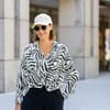 Eva Lutz trägt eine geknotete Zebrabluse