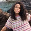 Model im Gomitolo Hippie Shirt von Lana Grossa