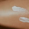 Frau mit Sonnencreme für reifer Haut auf dem Körper