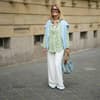 Weiße Hose mit Oversize-Bluse 