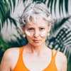 Frau mit grauen Haaren hat im Gesicht Sonnencreme aufgetragen Frau mit grauen Haaren hat im Gesicht Sonnencreme aufgetragen